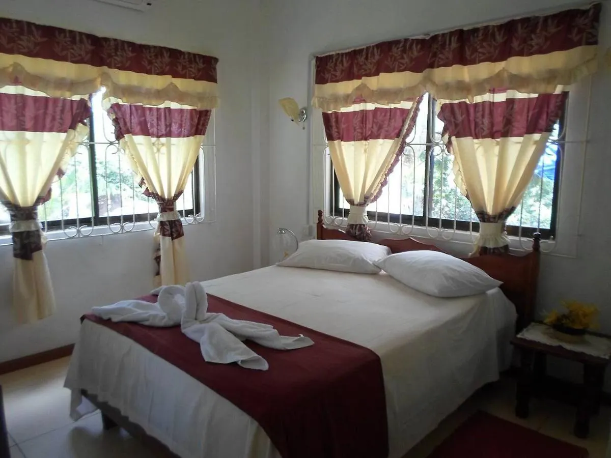 Gigi'S Self Catering Apartment Port Glaud 0*,